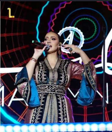 Asma Lamnawar en performance sur la scène du Festival International d’Ifrane