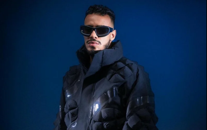 Stormy, artiste rappeur, en portrait professionnel sur fond bleu